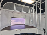 Remorque porte-chevaux sur mesure Safe-towing 2HSL-L400, couleur personnalisée, avec rampe, chargement direct, rangement, armoire et boîte à équipement.