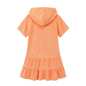 Robe de plage à capuche pour filles en gros, 100 % polyester, mignonne, à manches courtes, avec fermeture éclair sur le devant et ourlet à volants, pour la plage et la piscine, fabrication sur mesure avec étiquette personnalisée - Product Image 4