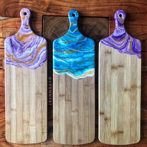 Tabla de quesos y embutidos de madera natural con resina epoxi, bandeja de servir con asa - Product Image 2