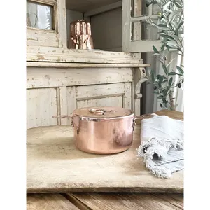 หม้อตุ๋นทองแดงตีลายพิเศษสำหรับคริสต์มาส พร้อมฝาปิดสแตนเลสสตีลหรูหราเคลือบทอง ขนาดเส้นผ่านศูนย์กลาง 33 ซม. ใช้กับเตาอบได้ เหมาะสำหรับเทศกาล อีดมูบารัค - Product Image 2