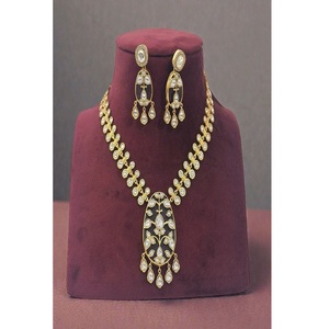 Magnifique ensemble collier et boucles d'oreilles tendance en laiton plaqué or de haute qualité avec zircon Polki, idéal pour femme, fiançailles, mariage, anniversaire, fête, cadeau - Product Image 1