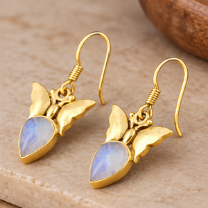 Boucles d'oreilles de luxe en argent sterling plaqué or avec pierre de lune arc-en-ciel et serti clos en forme de papillon, style vintage, pour mariage et fête, vente en gros - Product Image 2