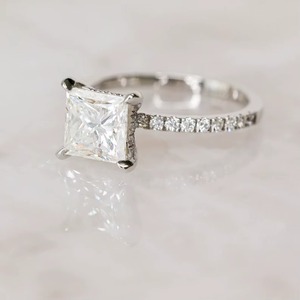 แหวนทองคำขาว 10K ดีไซน์โรแมนติก ประดับเพชรโมอิสซาไนต์แบบพาเว่ ล้อมเพชรแบบฮาโล ซ่อนรูปทรงไว้ข้างใน ครึ่งวงแหวน สำหรับเป็นของขวัญแทนใจในโอกาสหมั้น งานแต่งงาน หรืองานเลี้ยง - Product Image 3