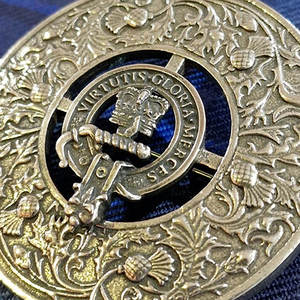 Broche Tradicional Escocés con Diseño de Escudo de Clan y Patrón de Cuadros, con un Detalle Detallado de Cardo, el Más Vendido 2026 - Product Image 4