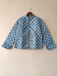 Chaqueta de algodón acolchada con patchwork hecho a mano: Abrigo bohemio reversible - Product Image 1