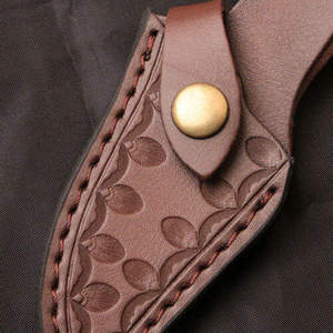 Porte-dés carré en cuir véritable marron, thème militaire, fait main, fermeture à bouton réglable, personnalisable OEM ODM, pour usage extérieur - Product Image 3