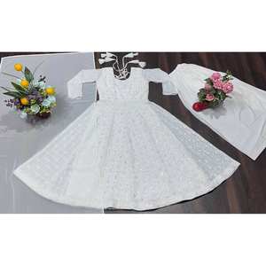 Elegante Traje Anarkali Blanco Modesto de Diseñador con Bordado de Hilo para Fiestas, Talla M - Product Image 2