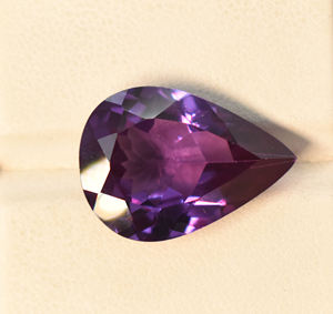 Gema de Alexandrita Pera Impecable: Piedra Suelta de 16.15 ct con Cambio de Color, 20x14 mm - Product Image 2