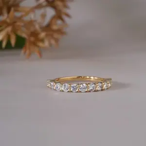 Bague de mariage demi-éternité classique en or 14 carats avec moissanite taille ronde, élégante, à griffes partagées, pour femme, cadeau d'anniversaire - Product Image 1