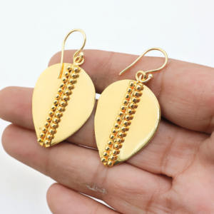 Boucles d'oreilles élégantes plaquées or 18 carats avec détails perlés |   Grandes boucles d'oreilles en forme de goutte d'eau - Product Image 5