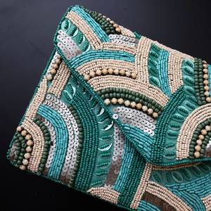 Bolso Rectangular Bordado a Mano en Algodón con Patrón Espiral Verde y Detalles de Cuentas - Product Image 6