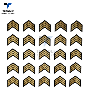 Épingles de sécurité personnalisées de haute qualité, écologiques, réutilisables, brodées de 3 bandes dorées, tendance internationale - Product Image 3