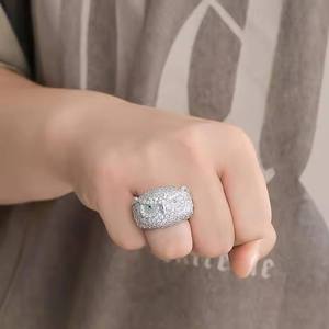 Anillo de Cóctel Hip Hop con Letra M en Latón Chapado en Oro, con Circonita Cúbica y Micropavé, Estilo Glamuroso para Fiestas, Unisex, al Mejor Precio - Product Image 5