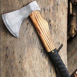 Hacha artesanal premium con hoja grabada con la bandera estadounidense y mango de madera para partir leña - Product Image 4