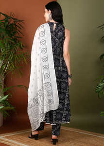 Conjunto de Kurta, Pantalón y Dupatta de Algodón Negro con Estampado Bandhani, Cuello Halter, Sin Mangas, Corte en A, Secado Rápido, Protección Solar, Elegante, para Verano - Product Image 3