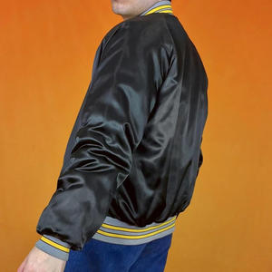 แจ็คเก็ตวาร์ซิตี้ผ้าซาตินสีดำแบบกำหนดเองสำหรับผู้ชาย แจ็คเก็ตบอมเบอร์แต่งขอบสีเหลือง ขายส่งชุดเบสบอลแบบ Letterman เสื้อผ้ากีฬา - Product Image 3