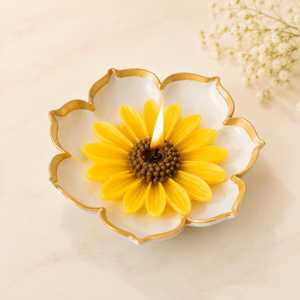 Bougie créative en forme de tournesol avec support en céramique à pétales dorés - Product Image 1