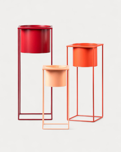 Pots de fleurs en métal colorés avec supports en fer hauts, supports décoratifs modernes pour fleurs en rouge, orange et pêche pour l'intérieur - Product Image 1
