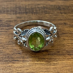 Anillo de Moda con Peridoto, 3.5 Gramos de Peso - Product Image 1