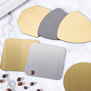 Sous-verre rond et géométrique en métal, idéal pour un usage quotidien, pour la table familiale, les cafés et les restaurants, la protection des surfaces des boissons (café, thé). - Product Image 1