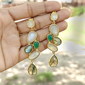 ต่างหูดีไซน์ล่าสุด ประดับด้วยพลอยมูนสโตนสีขาวธรรมชาติ ลาบราดอไรต์ และออนิกซ์สีเขียว ต่างหูแบบห้อยชุบทอง 18k ต่างหูดีไซน์โดดเด่น - Product Image 2