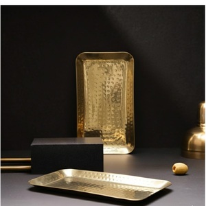 Plateau rectangulaire en laiton martelé |   Support de serviettes et de toilette en or poli métallisé - Product Image 1