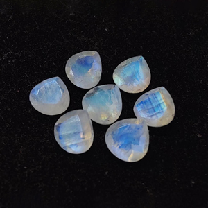 พลอยมูนสโตนสีขาวเกรด AAA ธรรมชาติ รูปหัวใจเจียระไนแบบเหลี่ยม สำหรับทำเครื่องประดับ - Product Image 1