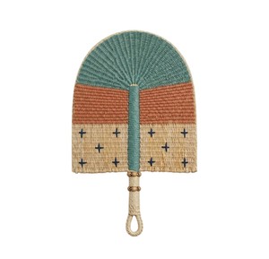 Éventail artisanal en jonc de mer tressé, vert sauge, beige et rouille, motif ethnique, pour la décoration intérieure. - Product Image 1