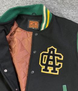 บริการ OEM เสื้อแจ็คเก็ตหนังสีดำเขียวสำหรับผู้ใหญ่ แขนหนัง สไตล์วินเทจฮิปฮอปแบบวาร์ซิตี้  ติดกระดุมหน้าแบบเชบุคโต - Product Image 6