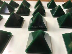 VENTE CHAUDE CRISTAL EN GROS PYRAMIDE DE JADE VERT NATUREL POUR LA MÉDITATION ET LA GUÉRISON MÉTHAPHYSIQUE PYRAMIDE EN CRISTAL FENGSHUI DÉCOR - Product Image 3