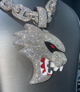 Colgante de Plata de Ley 925 con Esmalte Rojo y Moissanita VVS, Estilo Hip Hop, Personalizado con Diseño de Rapper o Animal de Dibujos Animados - Product Image 4