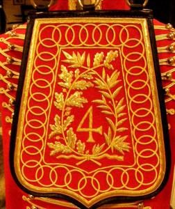 Banderola Tradicional con Insignia de Lingotes de Oro, Bandera Bordada en Satén Resistente con Borlas de Lingotes de Oro - Product Image 1