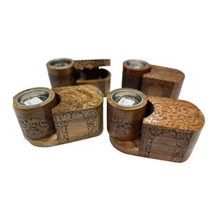 Encensoir en bois exotique avec couvercles sculptés de calligraphie arabe et bouteille en verre sur plateau - Product Image 3