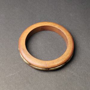 Bracelet en bois minimaliste à profil fin avec bordure en métal texturé - Bracelet en bois artisanal ethnique traditionnel - Vente en gros - Product Image 5