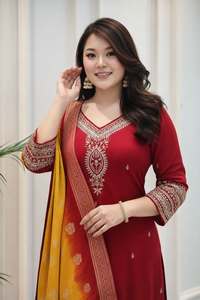 Kurta en soie Berry Berry orné de broderies mécaniques complexes, accompagné d'un pantalon et d'un dupatta Kanjivaram à rayures Zari. - Product Image 2