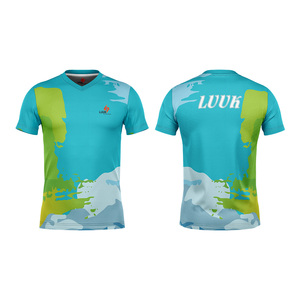 เสื้อยืดผู้ชายทรงปกติ คอวี แขนสั้น ลายพิมพ์สปอร์ต ผ้าถัก 100% คอตตอน ดีไซน์เรียบง่าย ระบายอากาศได้ดี แห้งเร็ว เป็นมิตรต่อสิ่งแวดล้อม - Product Image 1