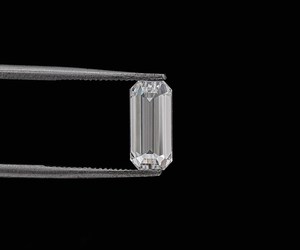 Pendentif bague en diamant de laboratoire taillé émeraude allongé de 1,0 carat, couleur E-F, pureté VVS, certifié IGI, coupe unique - Product Image 6