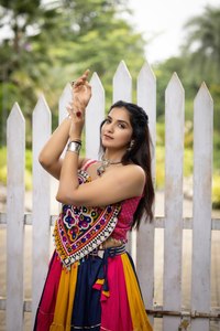 Conjunto de Lehenga Choli Colorido para Navratri, Reversible, Tradicional, Largo hasta el Suelo, Corte Ajustado, para Noches de Dandiya, Fiestas de Diwali y Otras Ocasiones - Product Image 3