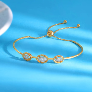 Pulsera de Diamantes Triple Halo con Deslizador Ajustable en Oro Amarillo y Elegante Diseño Central de Racimo Ovalado - Product Image 1