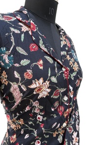 Blusa de satén floral negra elegante para mujer con manga larga con botones Noir Blossom Silk-Feel Top Sexy ODM Garden Print Shirt - Product Image 5