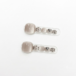 อะคริลิคนิ้วเท้าดีไซน์แบบลายจุดสีนู้ดสีเทาน้ำนม - Product Image 1