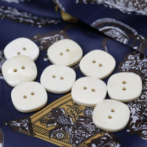 Botones Cuadrados de Hueso de Vaca Blanco Natural de Dos Ojos, Botones Irregulares Ecológicos para Ropa de Moda, Abrigos, con Logotipo Personalizable - Product Image 2