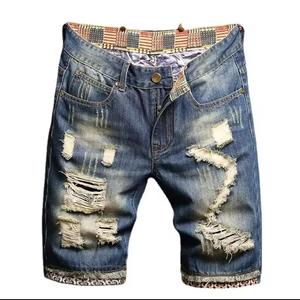 Pantalones Cortos de Mezclilla Rotos para Hombre, Cintura Media Elástica, Logotipo Frontal, Estilo Urbano Informal, Tejido de Algodón - Product Image 1
