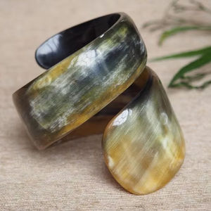 Bracelet en corne de la meilleure qualité avec un design poli naturel, fabriqué à la main en Inde, nouveau design de bracelet. - Product Image 1