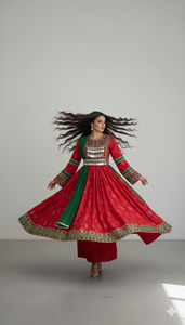 ชุดเดรสชนเผ่าอัฟกันสีแดงเข้มคลาสสิก พร้อมลายพิมพ์ลายดอกไม้สีทอง ประดับแถบสีเขียวตัดกัน และลายพิมพ์หลายแบบ - Product Image 2