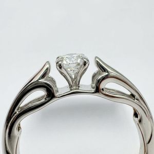 Bague de fiançailles solitaire en diamant de laboratoire rond certifié IGI 0,30 carat, en platine PT950 massif, avec sangle cathédrale - Product Image 4