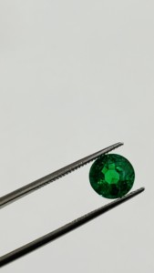 Émeraude zambienne naturelle de 1,5 carat, taille brillant ronde, couleur vert vif, par Sadiya International - Product Image 5