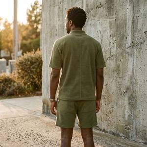 Conjunto de Verano Personalizado para Hombre en Verde Oliva Monocromático, Transpirable, de Felpa, Camiseta Minimalista de Cuello Alto y Manga Corta, Pantalones Cortos a la Medida - Product Image 5