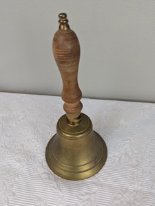 Cloche à main populaire en laiton avec manche en bois pour les comptoirs de magasins, la réception et les signaux d'attention – Cloche à main robuste en laiton 2027 - Product Image 4