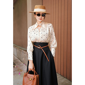 Blusa Casual de Oficina para Mujer, Diseño Personalizado BETTY, Elegante y Femenina, de Satén Texturizado con Puntos, Manga Larga y Cuello Recortado, Estilo Vietnamita - Product Image 1